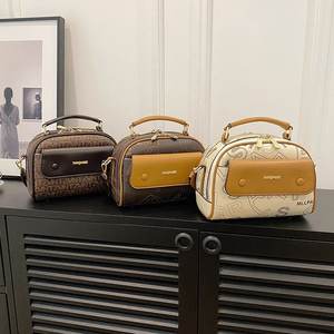 Nueva tendencia de moda de la versión coreana de gran capacidad femenina del bolso de hombro de cuero suave resistente al desgaste de lujo ligero Simple - Product Image 1