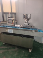 Machine de remplissage linéaire automatique pour crème éclair, machine à injecter la crème pour pain soufflé, gâteau, gaufrette, rouleau, machine à garnir les rouleaux aux œufs