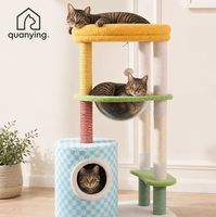 Mehrstöckiger 4-Ebenen Katzenbaum mit Sisal-Kratzstämmen, Plüschliegeplatz und Hängespielzeug – Buntes Schachbrettmuster-Möbelstück