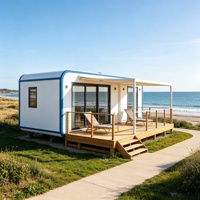 Maison mobile préfabriquée moderne avec terrasse en bois et auvent, chambre et salon, idéale pour les séjours de vacances en bord de mer