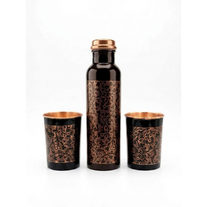 Bouteille d'eau moderne en cuivre avec deux tasses, design oriental, ensemble d'hydratation en cuivre pur avec bouteille anti-fuite et gobelets assortis - Product Image 1
