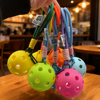 Breloques innovantes de pickleball en stock, mini-pendentifs et articles cadeaux avec design à 40/26 trous, taille de balle de 7,4 cm