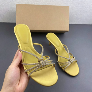Sandali con Tacco a Spillo e Nodo di Strass Scintillanti, Mules Aperte in Raso Color <span class=keywords><strong>Senape</strong></span>, Eleganti <span class=keywords><strong>Tacchi</strong></span> Glamour da Cerimonia - Product Image 2