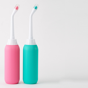 Bouteille de toilette portable en plastique de 500 ml à buse unique, type Shattaf, pour usage hôtelier, pulvérisateur d'eau pour le nettoyage, idéale pour les femmes enceintes, bidet de voyage. - Product Image 1