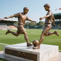 Sculpture de figurine de footballiste adolescent en bronze poli sur mesure, œuvre d'art grandeur nature, modèle de logo pour rue commerciale et place