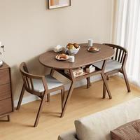 Ensemble table et chaises en bois massif, durable et adapté aux petits appartements.