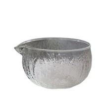 Nouvel ensemble de cérémonie du thé Newell : Fouet, Bol Chawan en verre texturé noir fait main avec bec verseur, Fouet en bambou et Support pour bol à Matcha