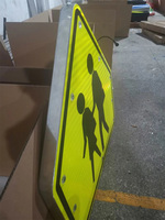 Panneau de signalisation de limitation de vitesse triangulaire à LED solaire avec film réfléchissant haute intensité en aluminium pour la sécurité routière