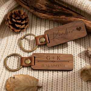Porte-clés en bois de noyer gravé, initiales personnalisées pour lui, porte-clés en bois rétro, cadeau d'anniversaire - Product Image 2