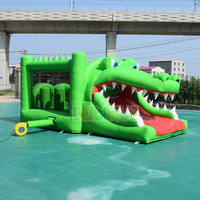 Parcours d'obstacles gonflable Crocodile Vert avec toboggan pour enfants, idéal pour événements et divertissements de carnaval