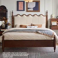 Lit double vintage français en chêne massif avec tête de lit rembourrée ondulée et pieds à tiges, mobilier de chambre principale en gros