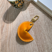 Porte-clés en cuir motif biscuit de la fortune, porte-clés en cuir PU, breloque porte-clés biscuit de la fortune, porte-clés porte-bonheur unique