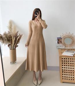 Abito Lungo da Donna Autunno/Inverno, Maglione con Scollo a V e Bottoni, Lavorato a Maglia, Vestibilità Ampia, Taglie Forti, Sopra il Ginocchio, con Pieghe - Product Image 3
