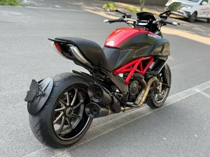 Oferta Especial: Motocicleta Ducati 1 Monster 1200CC, Refrigerada por Agua, Bicilíndrica, Premium, Potente, Estilo Cruiser - Product Image 4