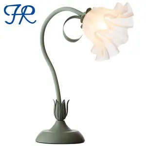 Vente en gros de lampe De Chevet pour chambre à coucher lampe rotative de chevet lampe de table à fleurs en métal pour décoration de chambre d'enfants