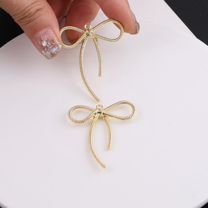 จี้ริบบิ้นโบว์สวยงาม ทำจากโลหะผสมสังกะสี สำหรับทำเครื่องประดับ DIY ของขวัญสำหรับทุกเพศ สีทองคำขาว K - Product Image 4