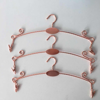 Porte-sous-vêtements en métal antique doré/doré rose Jasmine pour l'affichage de lingerie, maillots de bain, soutiens-gorge, organiseur de vêtements élégant pour la salle de bain