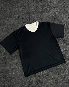 เสื้อยืดคอกว้างแขนสั้นสีดำสำหรับผู้ชาย ทรงปกติ ผ้าโพลีเอสเตอร์ถัก 100% แห้งเร็ว สีพื้น เรียบง่าย สวมใส่สบาย - Product Image 1