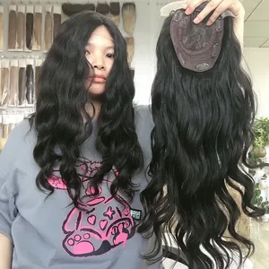 Atacado pronto para enviar peça grátis clipe de base de seda 4X4 amarrado à mão em toppers de cabelo ondulado para cabelo humano feminino