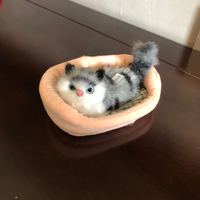 Adorable chaton réaliste qui miaule, lit en fourrure confortable, peluche, ornement animal avec voix, jouet miniature portable doux sans rembourrage