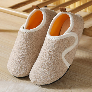 Vente en gros de pantoufles plates, antidérapantes, bouclées, à <span class=keywords><strong>velcro</strong></span>, pour l'hiver, pour femmes et enfants, chaussures d'intérieur en peluche respirante et chaude pour la maison - Product Image 1