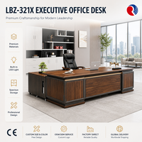 Bureau de direction moderne finition grain de bois avec armoires de rangement latérales pour espace de travail d'entreprise
