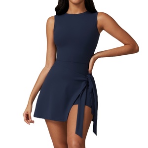 Robe de sport moulante anti-exposition deux pièces unie avec bretelles amincissantes, décontractée, respirante, pour fitness, yoga et tennis, avec jupe intégrée brossée quatre directions - Product Image 1