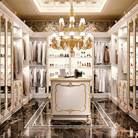 Système de dressing de luxe avec miroir et portes vitrées, style baroque symétrique doré, mobilier de dressing de palais royal