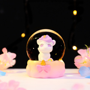 La popolare sfera di cristallo illuminata, una decorazione natalizia a forma di cartone animato nel paese delle meraviglie tra le nuvole, è un regalo creativo e - Product Image 3