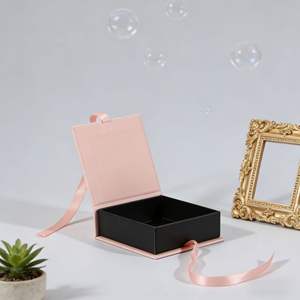 Scatola Regalo in Cartone con Nastro Rosa e Logo Personalizzato, Confezione di Lusso Quadrata in Carta per Gioielli e Profumi - Product Image 5