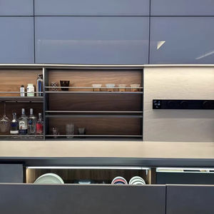 Cuisine moderne sur mesure de style luxueux en bois massif avec îlot, matériaux de qualité supérieure pour des espaces de cuisine élégants - Product Image 2