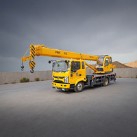 Grue montée sur camion de 8 tonnes, flèche télescopique à 5 sections, acier haute résistance BS700, grue de levage pour travaux de construction
