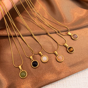 Collier pour <span class=keywords><strong>femme</strong></span> en acier inoxydable plaqué or 18 carats, étanche, avec pendentif en pierre naturelle et chaîne serpent ronde, design superposé unique - Product Image 2
