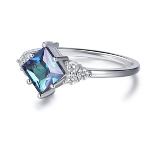 Bague de fiançailles classique en argent sterling 925 avec Alexandrite Princesse - Product Image 4