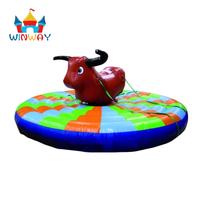 Taureau mécanique gonflable avec tapis de sécurité, aire de jeux de carnaval commerciale pour la location de fêtes et les divertissements en plein air