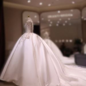 فستان زفاف فاخر وعصري بتصميم ملكي للأميرات، مقاس كبير، مزين بالدانتيل والشبك وأحجار الراين، بفتحة رقبة على شكل V، وشرابات طويلة، وكريستال، وظهر مكشوف - Product Image 2