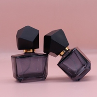 Flacon de parfum carré en verre noir dégradé de 30 ml avec bouchon géométrique facetté et collier doré