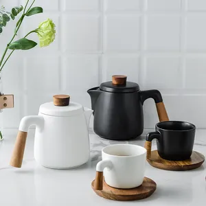 Tazas negras mate Tazas de té de cerámica Platillo de madera con mango de madera Taza de café Juego de regalo Juegos de té de cerámica