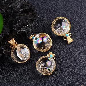 Venta al por mayor <span class=keywords><strong>Natura</strong></span> piedras curativas Arco Iris luz <span class=keywords><strong>Bola</strong></span> <span class=keywords><strong>de</strong></span> cuarzo transparente seda dorada malla tejida colgante collar <span class=keywords><strong>de</strong></span> cristal - Product Image 1
