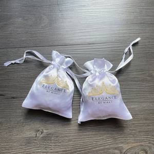 Pochette en satin avec cordon de serrage en feuille d'or personnalisée, sacs cadeaux élégants de marque pour produits haut de gamme pour les petites entreprises - Product Image 3