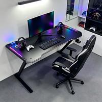 Table d'e-sport multicolores RGB avec bord incurvé et structure métallique robuste pour salles de jeu