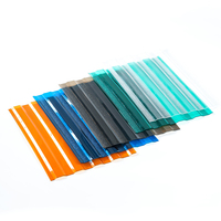 Panneau en polycarbonate ondulé avec revêtement UV et motif en relief pour usage extérieur