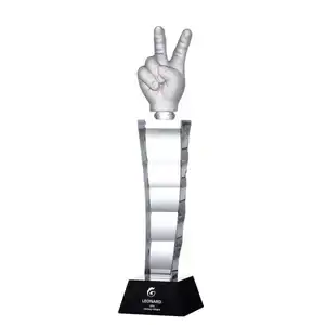 定制胜利标志水晶玻璃奖杯不规则弯曲透明水晶底座奖杯奖励与雕刻标志
