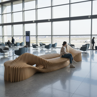 Banc de luxe en bois massif avec section ventilée pour usage extérieur : parcs, gymnases, centres commerciaux, bars, entrées, supermarchés, patios et applications extérieures