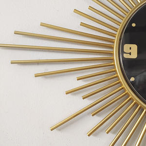 モダンでシンプルな高級感のある個性的な壁掛け時計 リビングルーム用 静音 アトモスフィア 抽象的な幾何学模様 メタル クォーツ針 AA - Product Image 5