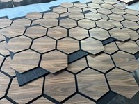 Akupanel Panneaux acoustiques en bois modernes Placage de bois Fibre de polyester Panneau acoustique hexagonal 3D Design graphique pour appartement