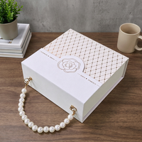 Boîte cadeau de luxe personnalisée en papier rigide blanc avec fermeture magnétique, poignée en cordon perlé, portable, pour bijoux, de qualité supérieure