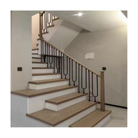 Main courante en bois massif personnalisée avec colonnes en métal modernes et durables pour les composants de maison d'escalier intérieur