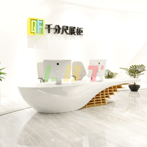 Mostrador de Recepción Ovalado con Incrustaciones de Madera y Fibra de Vidrio, Personalizado con Luz LED, Diseño Contemporáneo, Hecho en Shenzhen - Product Image 4