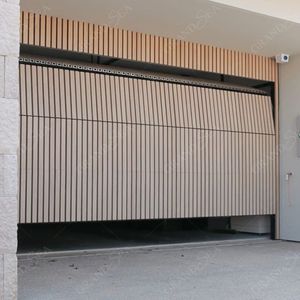 Porte de garage sectionnelle moderne australienne de luxe, aspect bois, avec lames superposées - Product Image 1